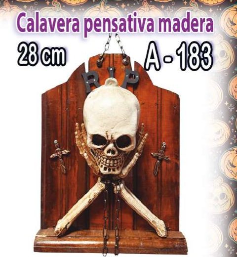 Calavera pensativa en madera